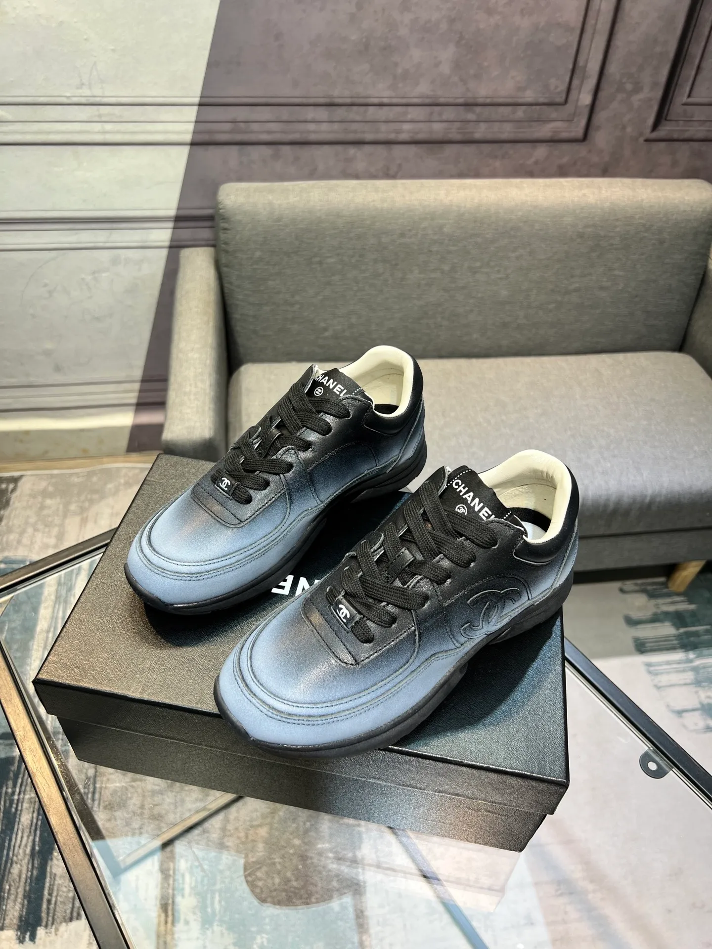 Men's men's shoes 💰660 Exclusive real shot (top version) CHANEL Chanel 2025ss color matching thick-soled casual sports shoes and sneakers. The counter is synchronized. The counter is very popular. A shoe that is very difficult to buy. The most popular thick-soled panda shoes on the Internet. It can be imagined that Xiaoxiang control can't miss it. It has both good looks and comfort. Simple and versatile white shoes. The thick sole increases the height and is super versatile. Close your eyes and wear it. Whoever wears it will look better. Upper: calfskin Lining: imported sheepskin lining Outsole: TPU original outsole Size: 35-44 (customized for women 41 and 40, and 45 for men)
